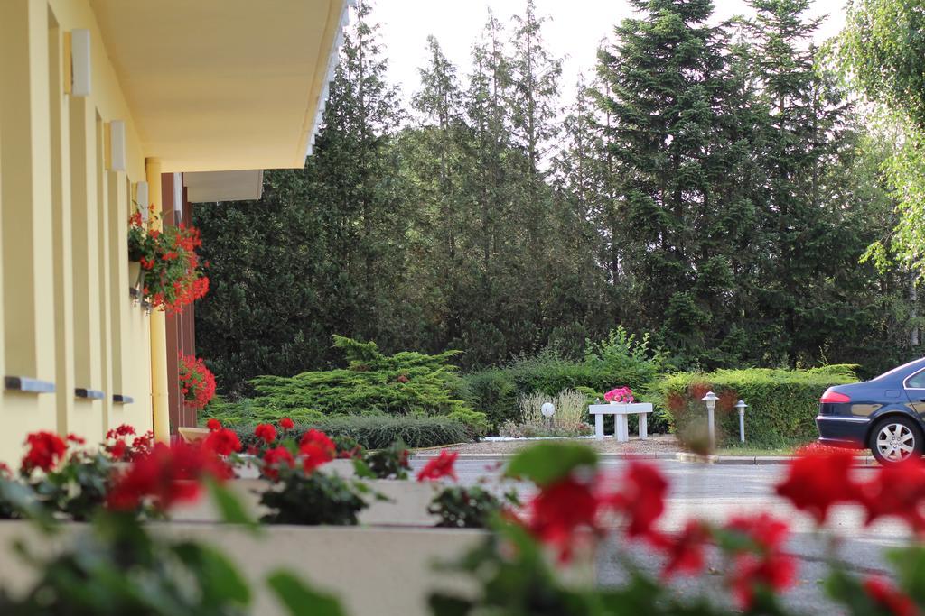 Hotel Drive In Motel Capellen Bagian luar foto