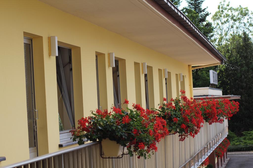 Hotel Drive In Motel Capellen Bagian luar foto