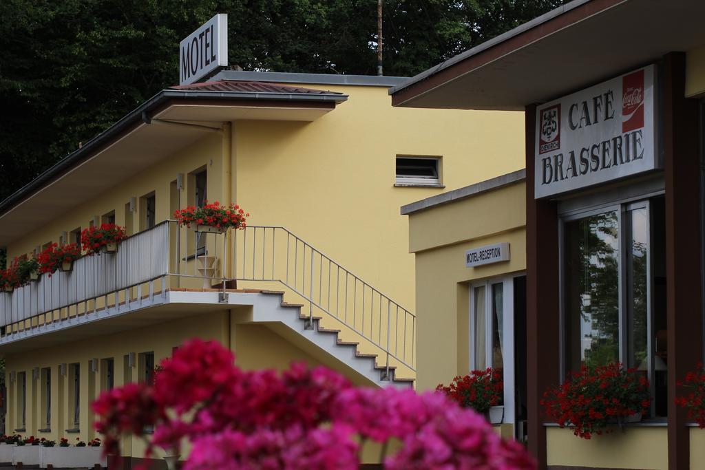 Hotel Drive In Motel Capellen Bagian luar foto